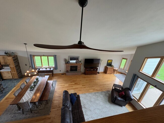Building Photo - Large 4BR/2.5 BA Home w/ large yard & Central AC