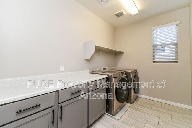 Building Photo - 513 E Yellowstone Pl