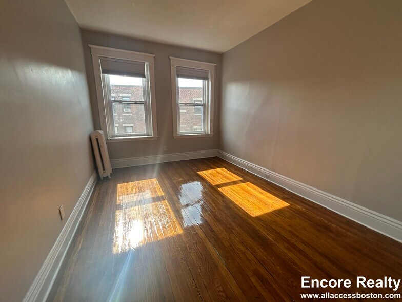 Building Photo - 378 Riverway