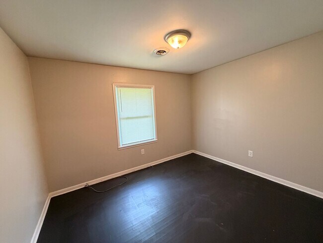 Building Photo - Nice 2 BR/1 Bath Duplex - Covered Parking & Large Backyard