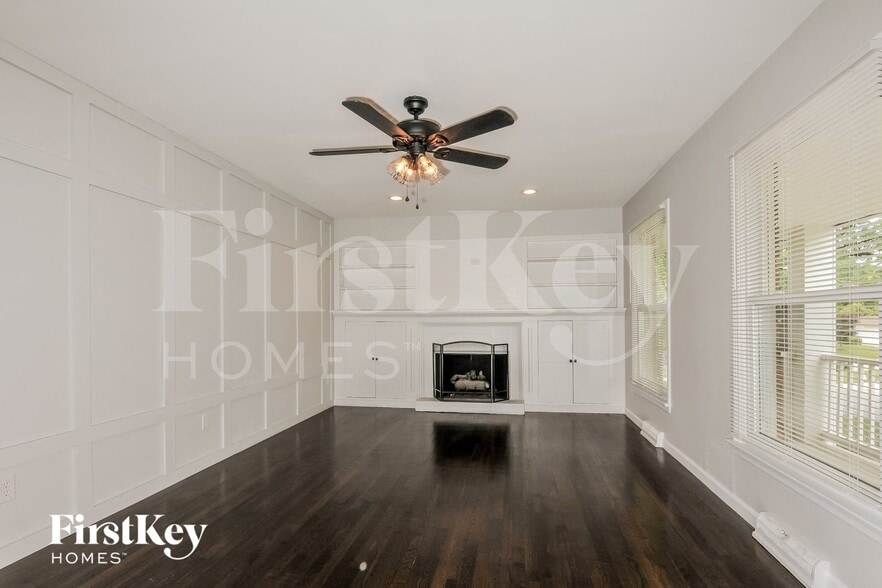Building Photo - 305 Elmhurst Dr