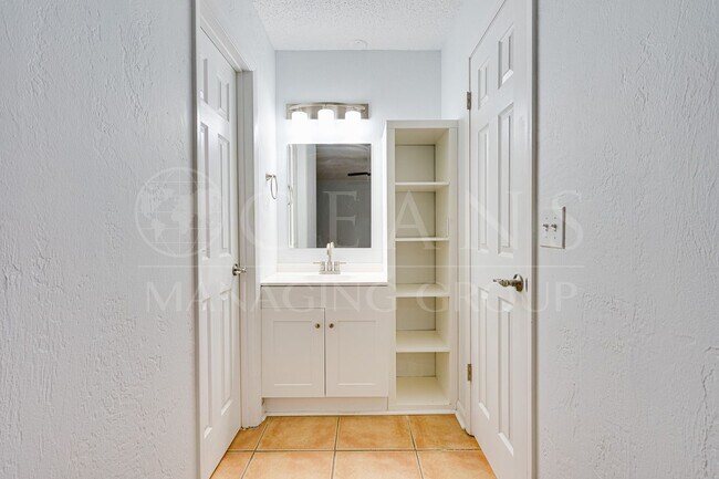 Building Photo - Beautiful Two-Story Townhome in Ormond Beach