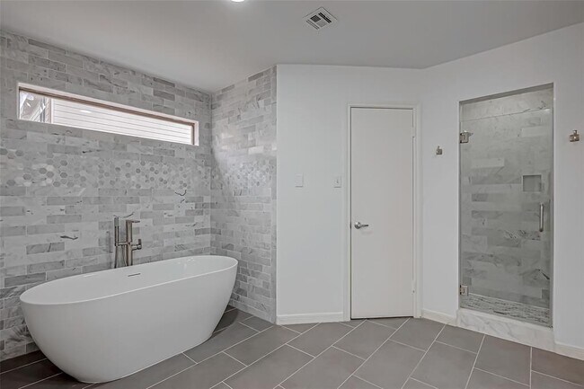 Building Photo - 2527 Potomac Dr