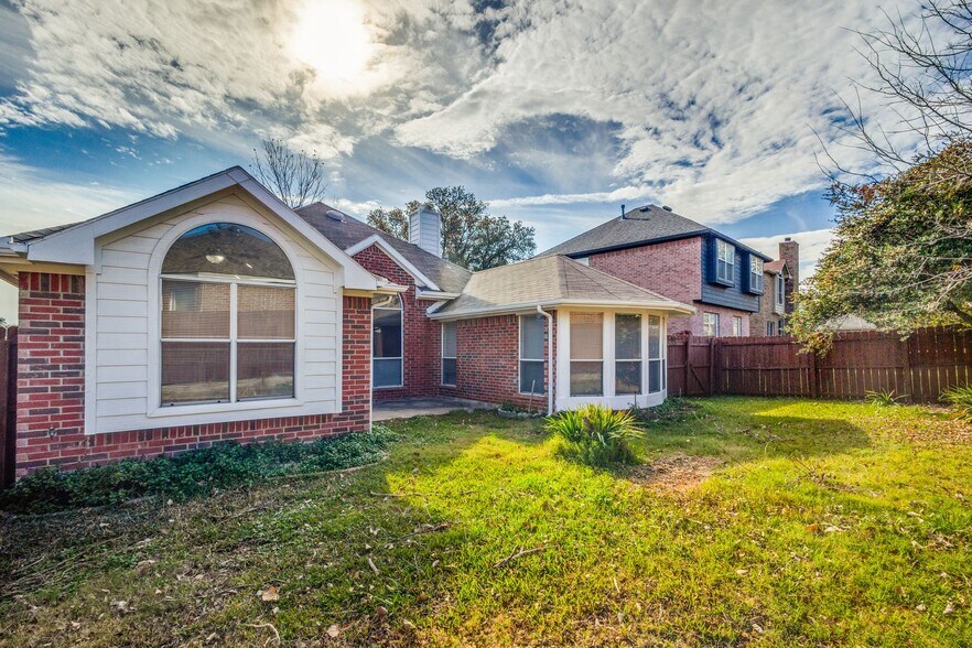 Building Photo - 2317 Suntree Ln