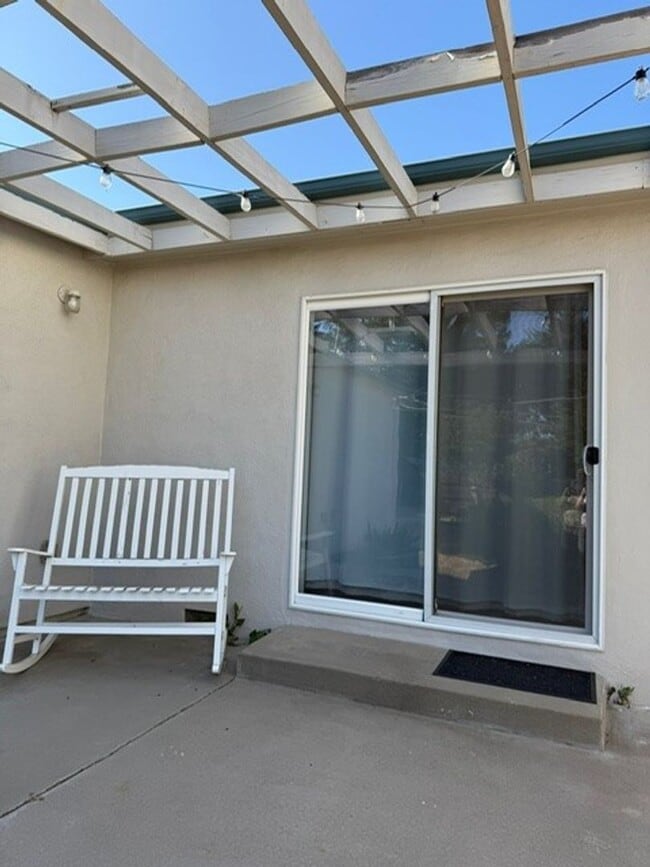Building Photo - Spacious 3 bed 2 bathroom with 2 car garage