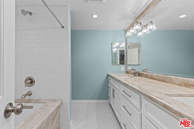 Building Photo - 450 San Vicente Blvd