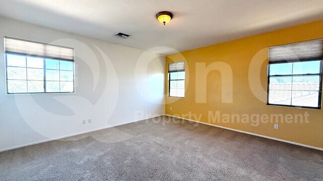 Building Photo - 2131 E Yellowstone Pl