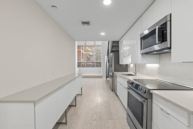 Building Photo - 689 Marin Blvd