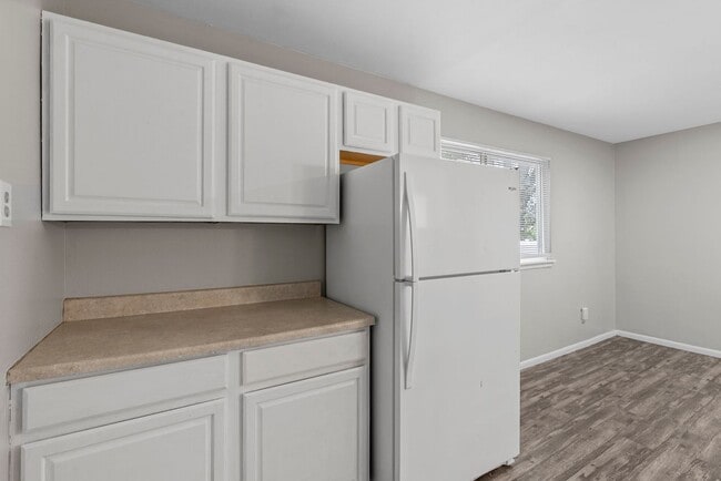 Building Photo - Newly Updated 3-Bedroom Duplex with Fresh Paint and Flooring!