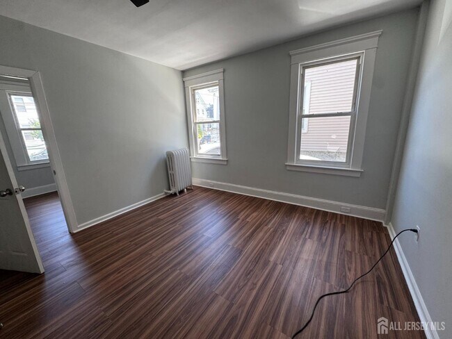 Building Photo - 266 Sandford St