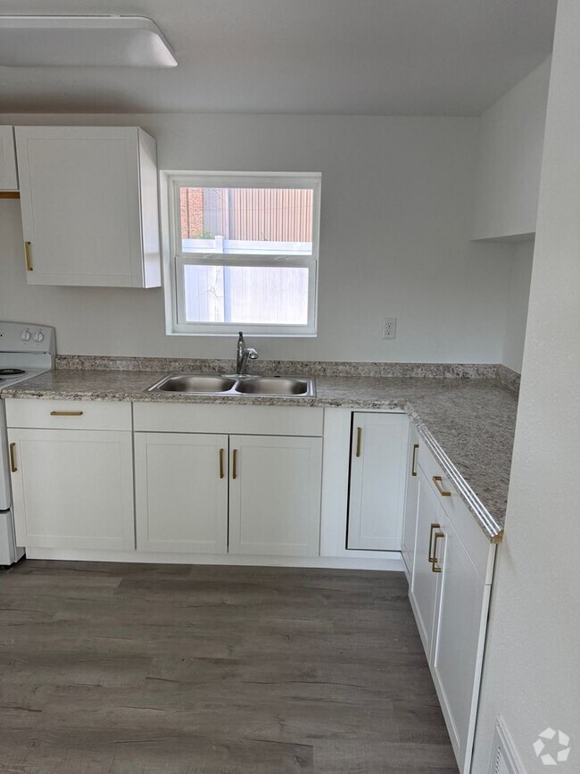 Building Photo - RENOVATED-BEDROOM/ 1-BATH COASTAL MODERN S...