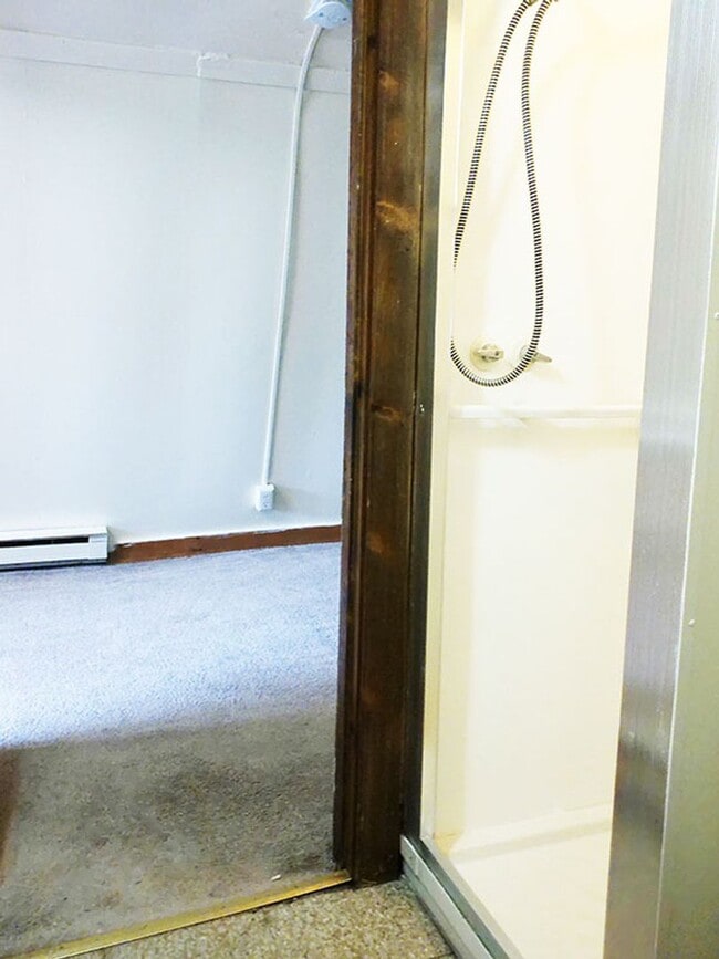 Building Photo - Avail. 6/1/26 Charming Efficiency-One Bloc...