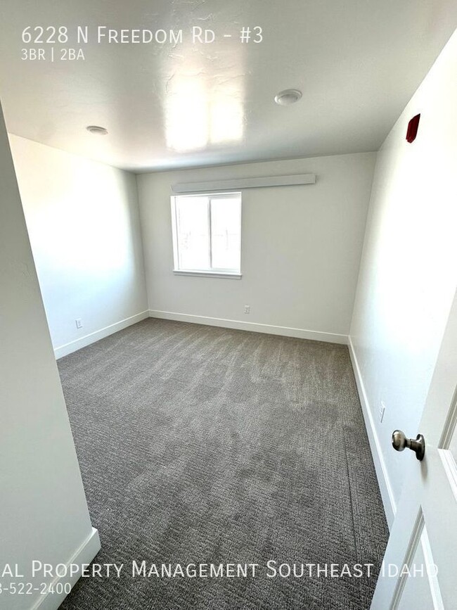 Building Photo - New & Modern 3 Bedroom, 1.5 Bathroom Apart...