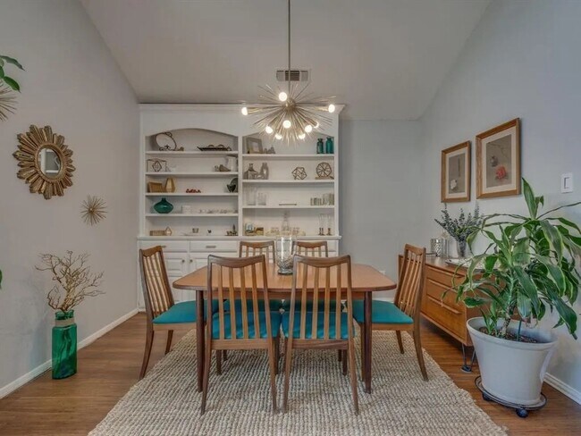 Building Photo - Spectacular Home in Holiday Heights Add!  Come see Me!! I can be yours!!