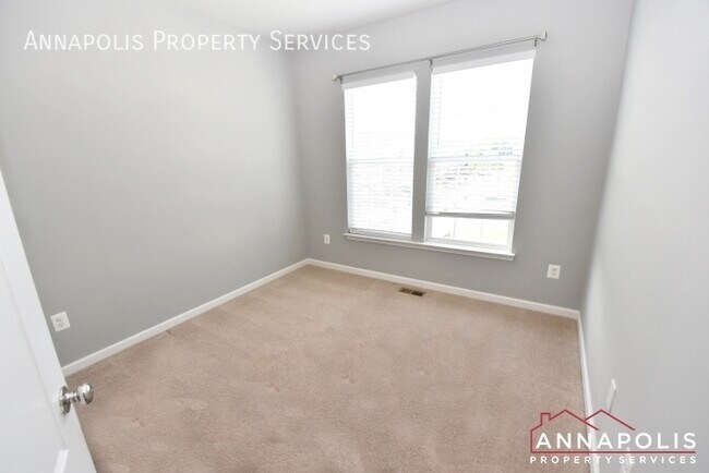 Building Photo - 8289 Meadowood Dr