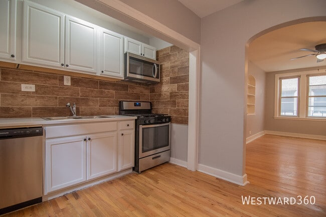 Building Photo - 1626 W Sherwin Ave