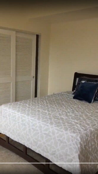 Large bedroom - 260 King St