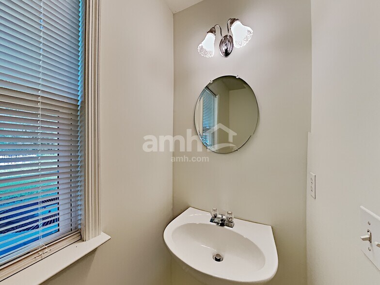 Building Photo - 710 Bob White Ct