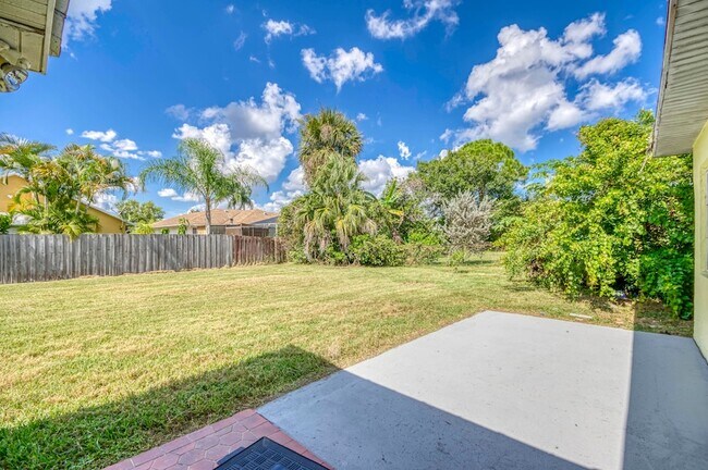 Building Photo - 2074 SE Doverbrook St