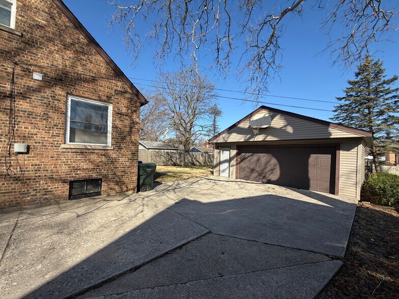 Building Photo - 1822 W 187th St