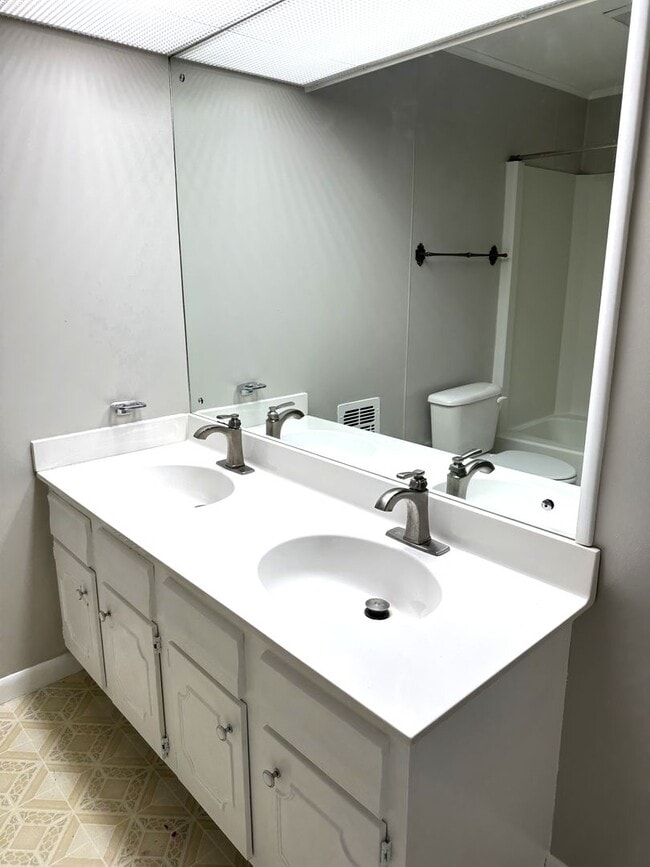 Building Photo - IMMACULATE ONE LEVEL HOME AVAILABLE IN SUR...