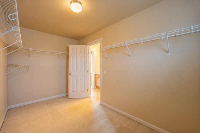 Building Photo - Spacious 3 Bedroom 2.5 Bathroom Rental Pro...