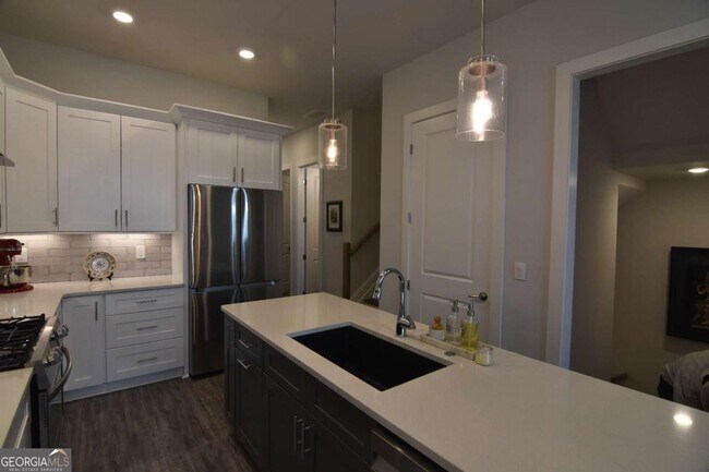 Building Photo - 137 Pearl St