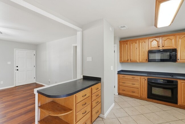 Building Photo - Ranch Home on Wilmington Island For Lease!