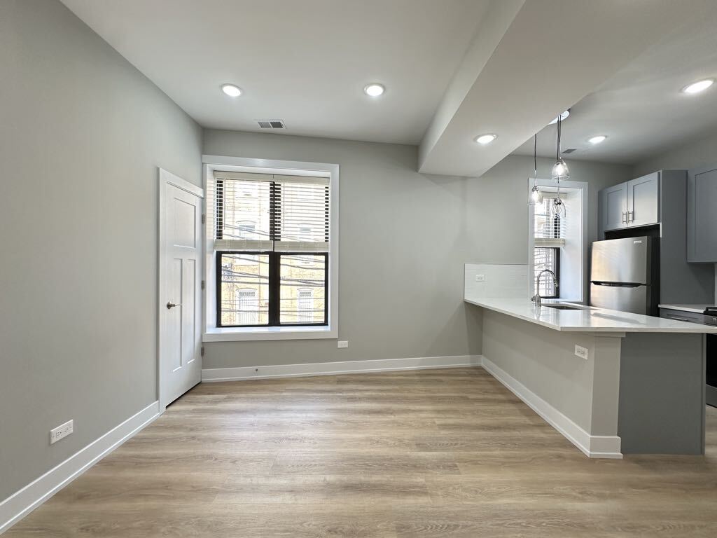Building Photo - 437 W Belden Ave