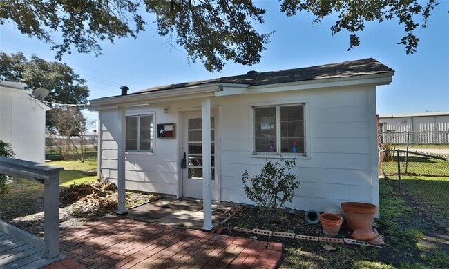 Building Photo - 14742 Hempstead Rd