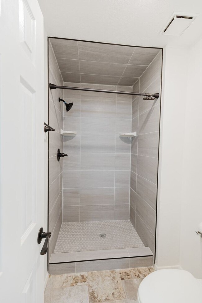 Building Photo - Newly Updated Two Bedroom Two Bath Townhouse