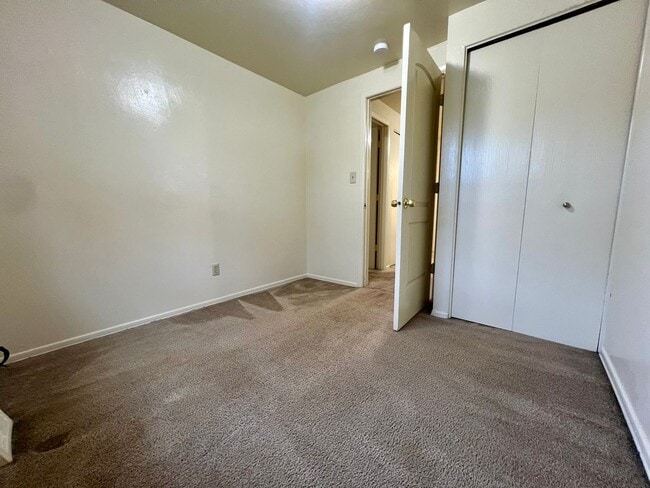 Building Photo - Magnificent 3 Bedroom Townhome with Garage...