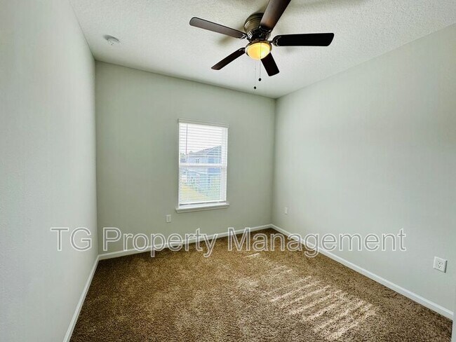 Building Photo - 84 Pinebury Ln