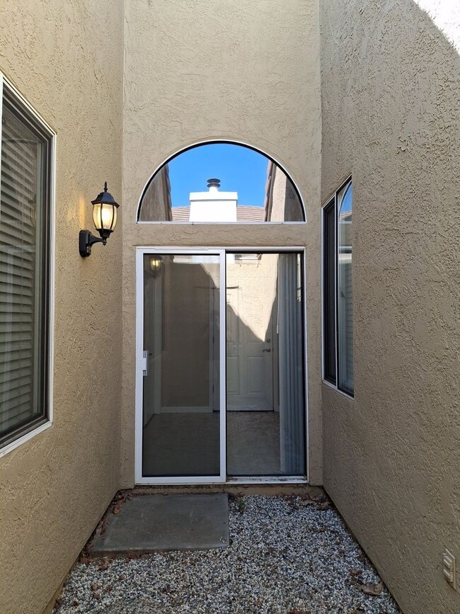 Building Photo - Central Roseville - Single Story 3 bedroom...