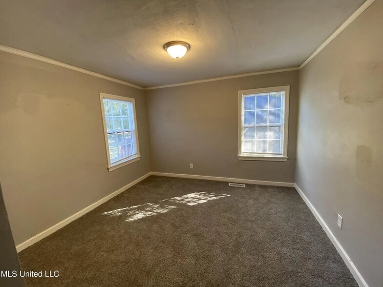 Building Photo - 773 Cedarhurst Rd