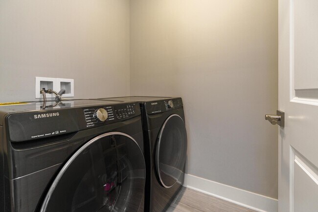 Building Photo - 1308 Forsythe Ave