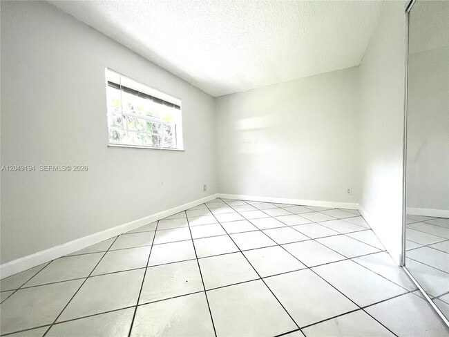 Building Photo - 731 SW 14th Ave