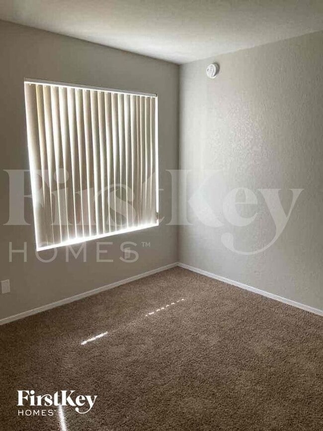 Building Photo - 805 N Posthole Ln