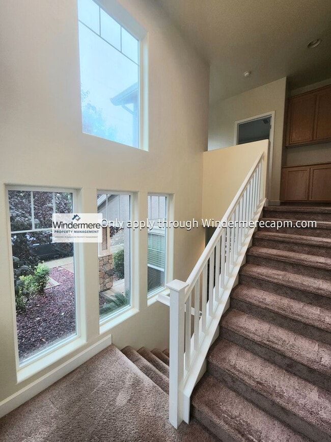 Building Photo - AWESOME 3 BED/2.5 BATH FLOOR PLAN AVAILABL...