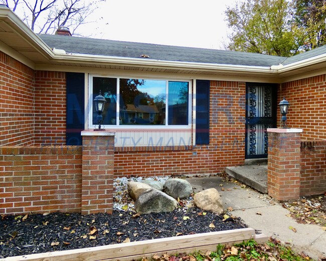 Building Photo - 2017 Garden Ln