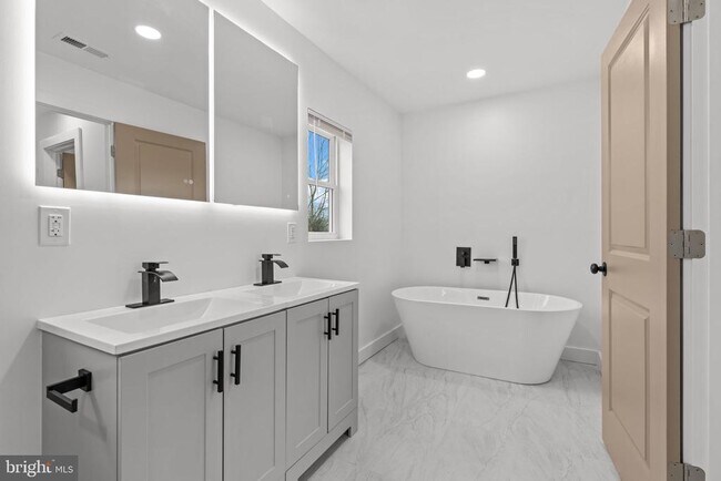 Building Photo - 12 Stonybrook Dr