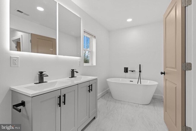 Building Photo - 265 Holly Dr