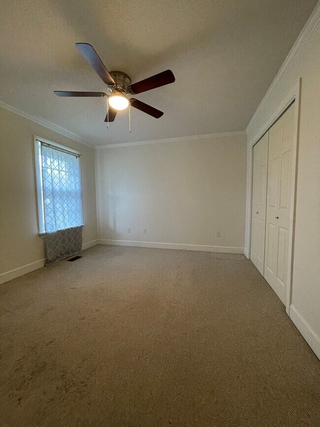 Building Photo - Spacious country home for lease