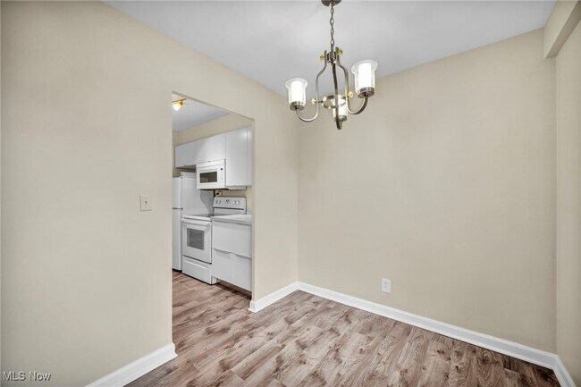 Building Photo - 11850 Edgewater Dr