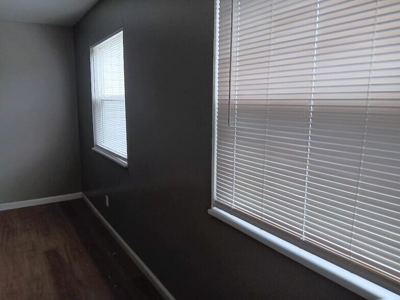 Building Photo - 101 Sandstone Ct