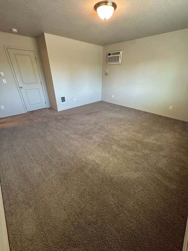 Building Photo - Stunning 4 Bedroom 2.5 Bath Duplex town ho...