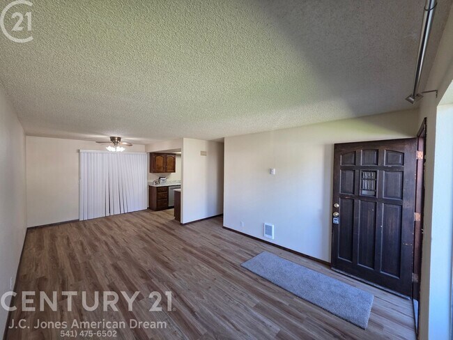 Building Photo - DR150.01