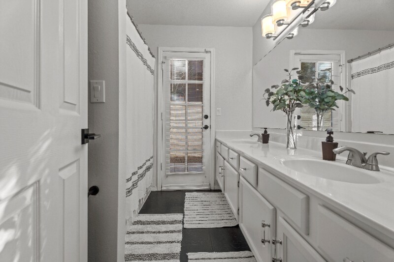 Building Photo - 3001 E Redwood Ln