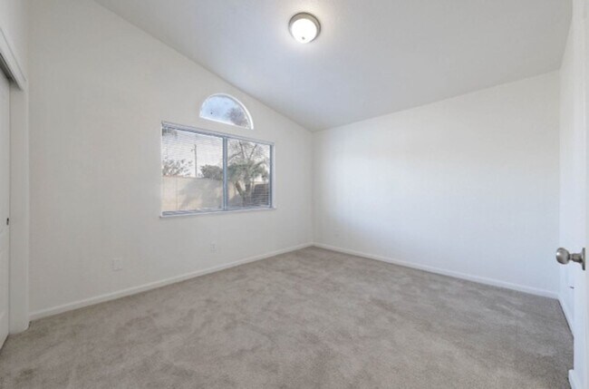 Building Photo - 6118 Autumn Crest Dr