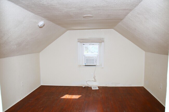 Building Photo - 527 W 6th St